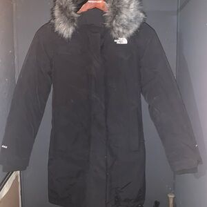 🔥The North Face Black Parka🔥 with Fur Hood worn only a couple times.